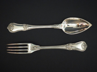 Vente aux enchères Suite de douze couverts à entremets de style Louis XV en argent, poinç