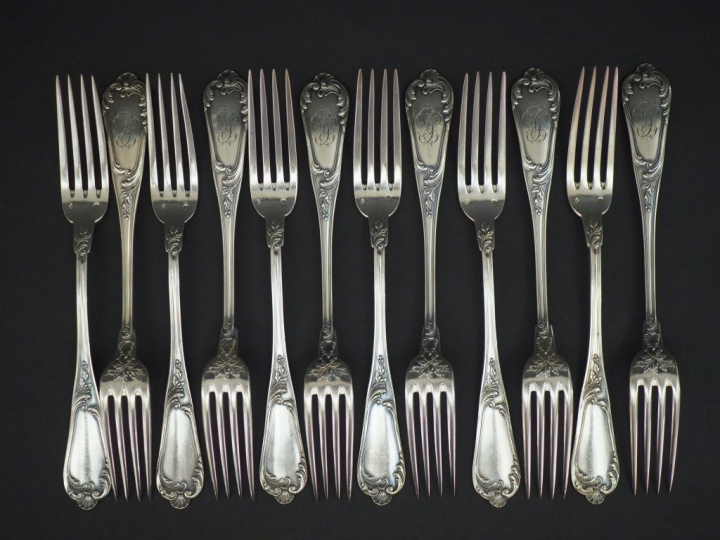 Suite de douze fourchettes à entremets de style Louis XV en argent, po