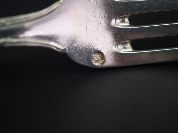 Suite de six couverts à entremets de style Louis XVI en argent, poinço