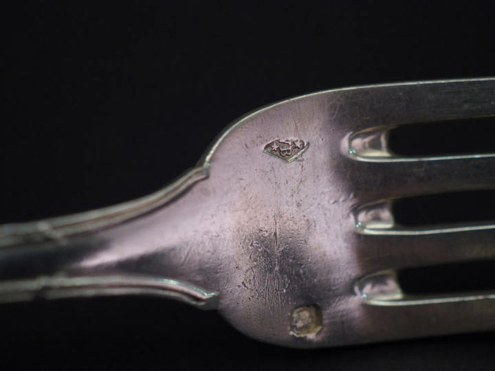 Suite de six couverts à entremets de style Louis XVI en argent, poinço