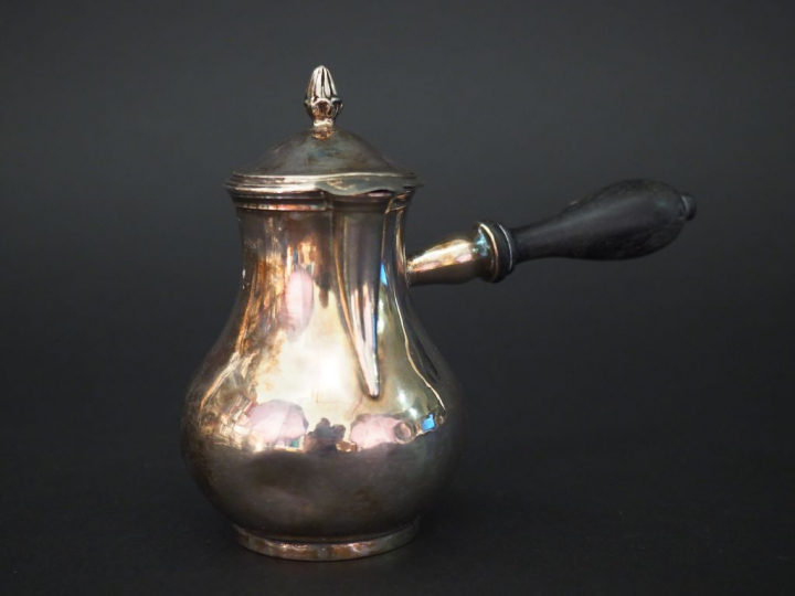 Petite verseuse égoiste en argent lisse de style Louis XVI.  Prise du 