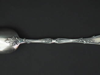 Vente aux enchères Fourchette à servir de style rocaille en argent, poinçon Minerve, à dé