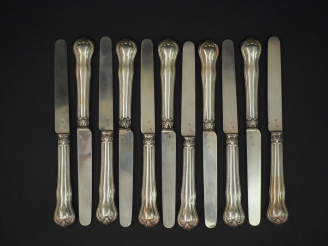 Vente aux enchères Suite de onze couteaux à fromage de style Louis XV, lame argent, poinç