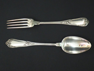 Vente aux enchères Suite de douze couverts à entremets de style Louis XV en argent, poinç