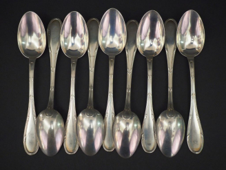 Vente aux enchères Suite de huit petites cuillères de style Louis XVI en argent, poinçon 