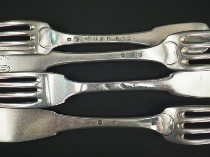 Dix grandes fourchettes et six grandes cuillères en argent, poinçons e