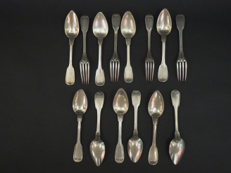 Vente aux enchères Ensemble comprenant quatre grands couverts et six cuillères en argent 