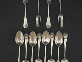 Vente aux enchères Ensemble comprenant quatre grandes fourchettes et huit grandes cuillèr