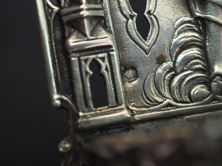 Bénitier de style Louis XVI en argent, à décor de nœud de ruban, de ra