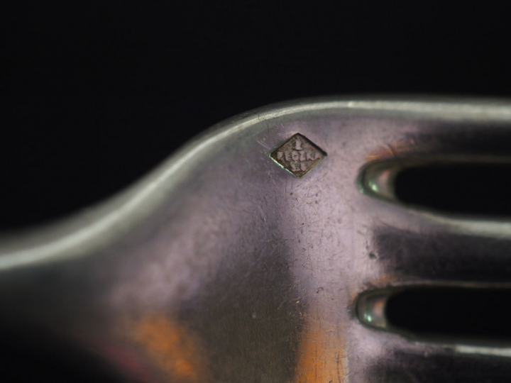 Suite de trois grandes fourchettes de style Louis XVI en argent, poinç