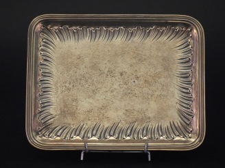 Vente aux enchères Petit plateau rectangulaire de style Louis XV en argent, poinçon Miner