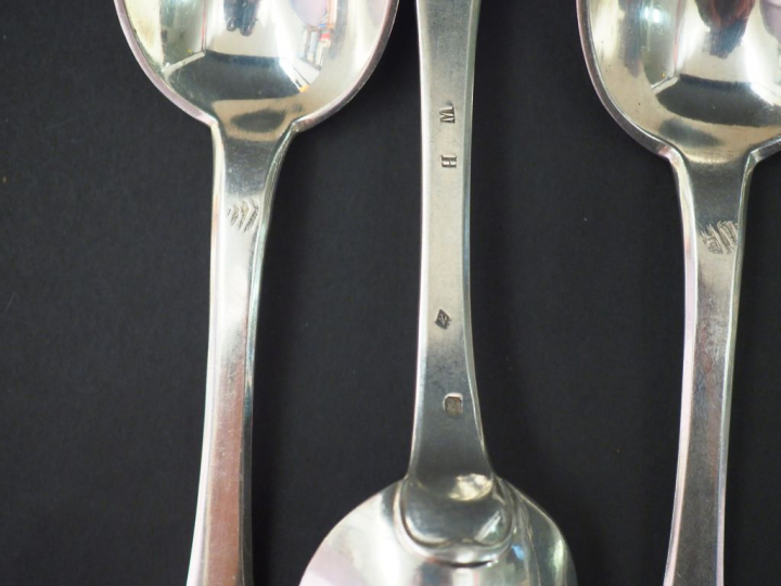 Ensemble comprenant :  - un grand couvert et six grandes fourchettes e