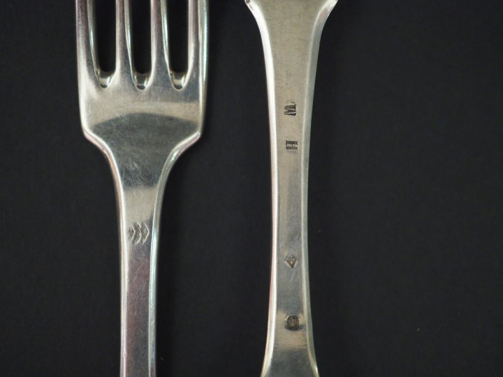 Ensemble comprenant :  - un grand couvert et six grandes fourchettes e