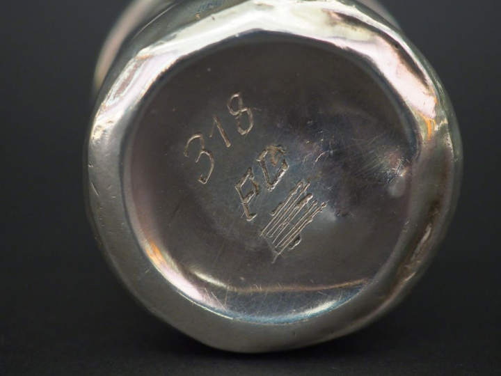 Timbale en argent, poinçon Minerve, à décor de coquilles. M.O : E. Pui