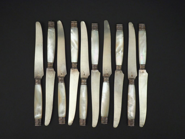 Suite de dix couteaux à fruit.  Lame argent, poinçon Minerve.  Manche 