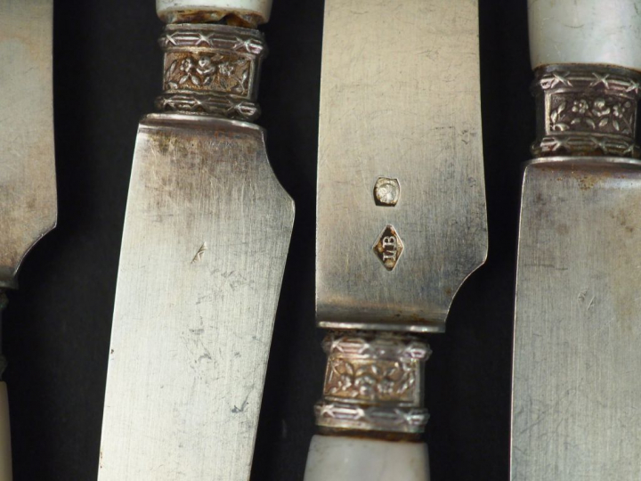 Suite de dix couteaux à fruit.  Lame argent, poinçon Minerve.  Manche 