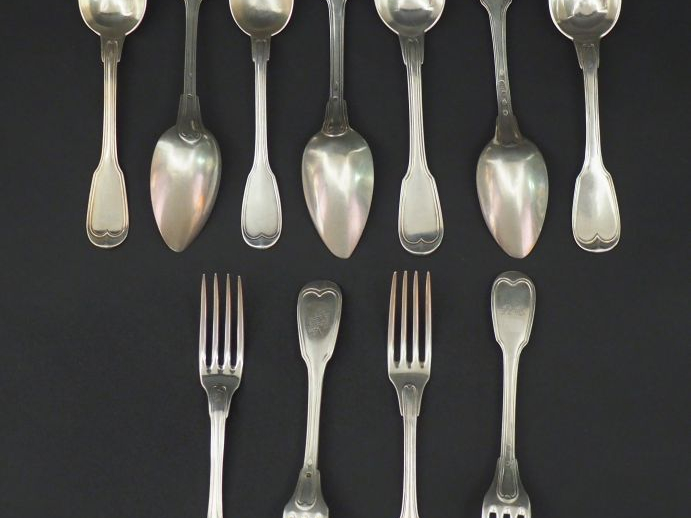 Ensemble comprenant sept grandes cuillères et quatre grandes fourchett