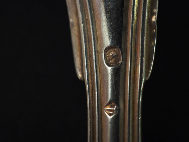 Ensemble comprenant sept grandes cuillères et quatre grandes fourchett