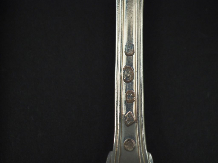 Ensemble comprenant sept grandes cuillères et quatre grandes fourchett