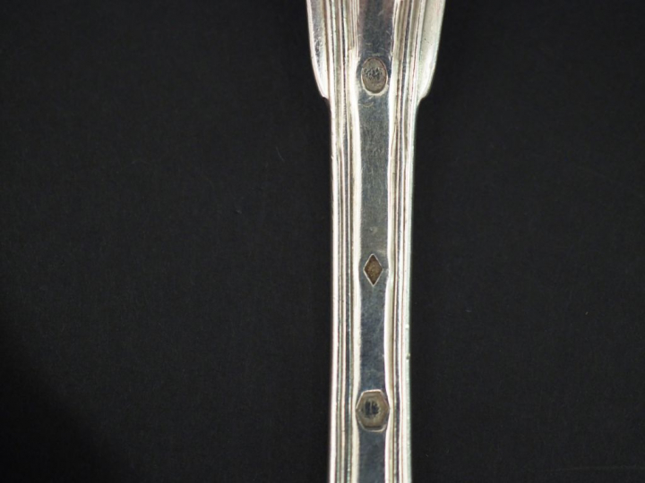 Ensemble comprenant sept grandes cuillères et quatre grandes fourchett