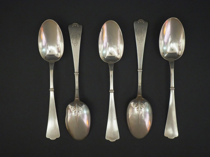 Suite de quatre cuillères à entremets en argent, poinçon Minerve, modè