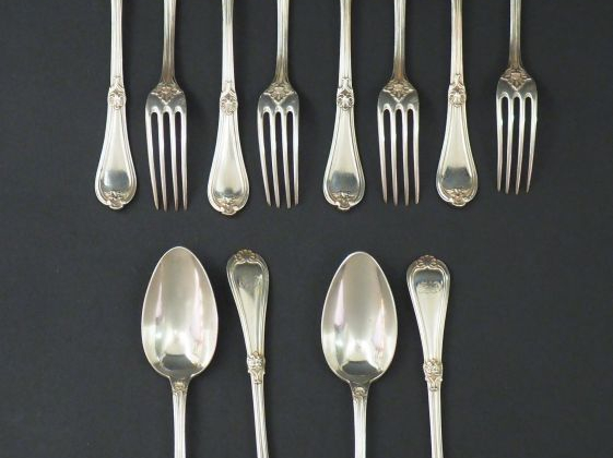 Suite de quatre couverts à entremets en argent, poinçon Minerve, à déc