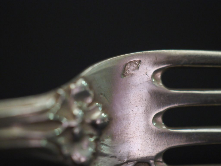 Suite de quatre couverts à entremets en argent, poinçon Minerve, à déc