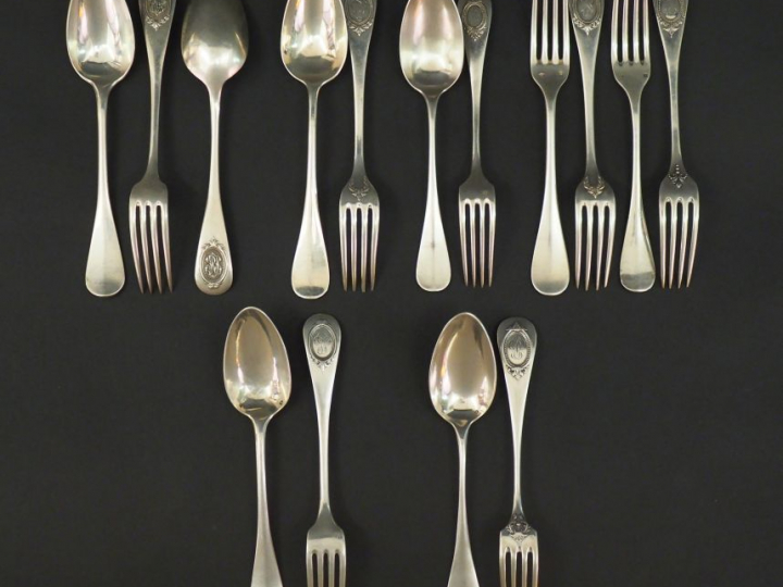 Ensemble comprenant :  - un grand couvert et une cuillère en argent, p