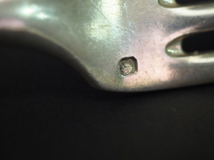 Ensemble comprenant :  - un grand couvert et une cuillère en argent, p