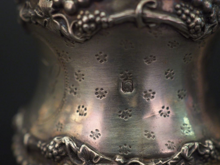 Ensemble comprenant :  - un rond de serviette Napoléon III en argent, 