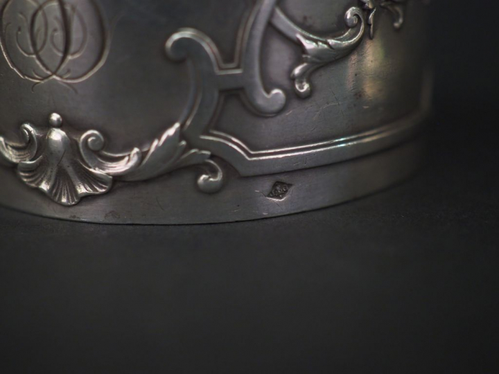 Ensemble comprenant :  - un rond de serviette Napoléon III en argent, 