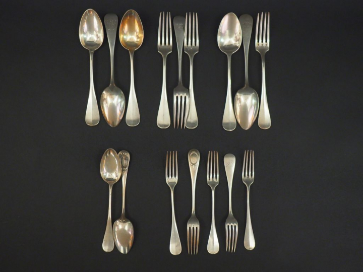 Ensemble comprenant :  - une suite de trois grandes cuillères en argen