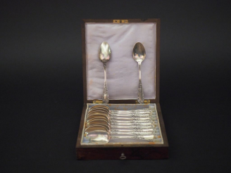 Vente aux enchères Suite de douze petites cuillères en argent, poinçon Minerve, modèle fe