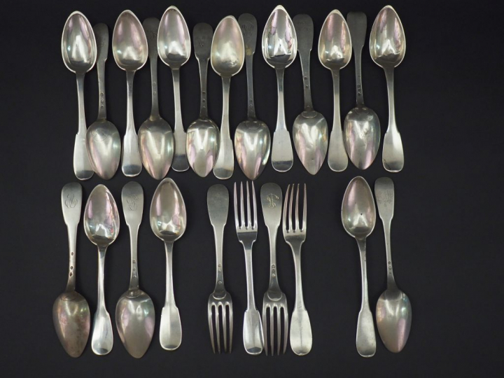 Ensemble comprenant : dix-sept grandes cuillères et quatre grandes fou