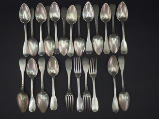 Vente aux enchères Ensemble comprenant : dix-sept grandes cuillères et quatre grandes fou