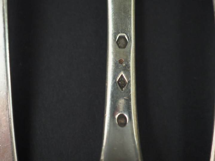 Ensemble comprenant : dix-sept grandes cuillères et quatre grandes fou