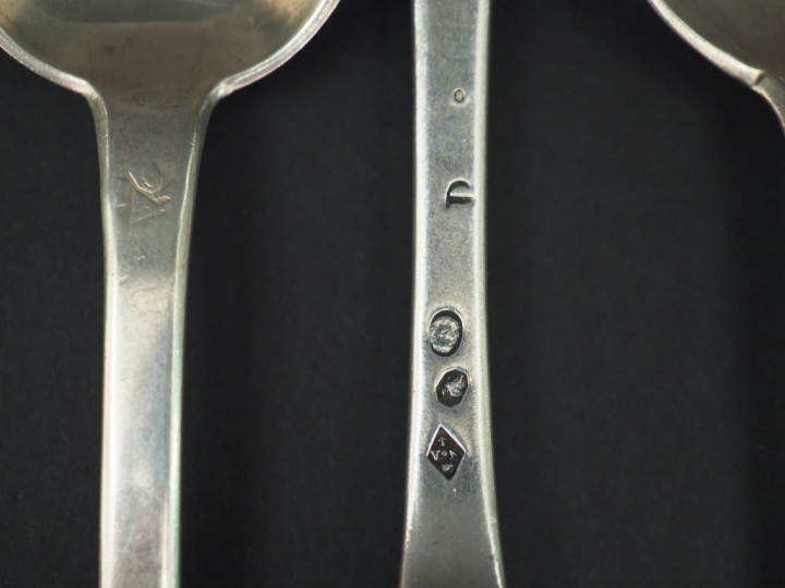 Ensemble comprenant : dix-sept grandes cuillères et quatre grandes fou