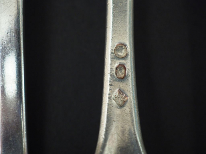 Ensemble comprenant : dix-sept grandes cuillères et quatre grandes fou