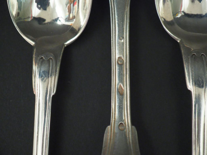 Trois grands couverts et dix grandes fourchettes en argent, modèle à f