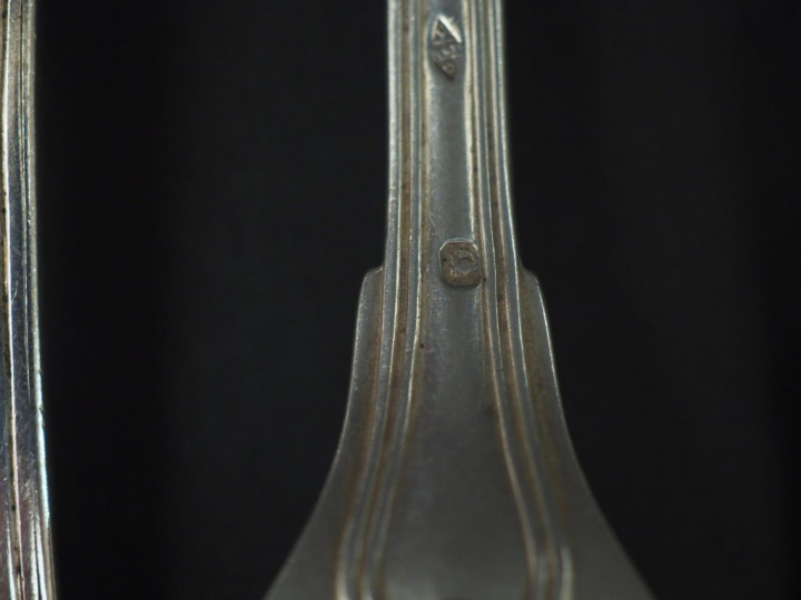 Trois grands couverts et dix grandes fourchettes en argent, modèle à f