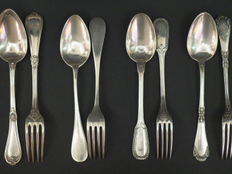 Vente aux enchères Ensemble comprenant :  - un couvert à entremets en argent, poinçon Min