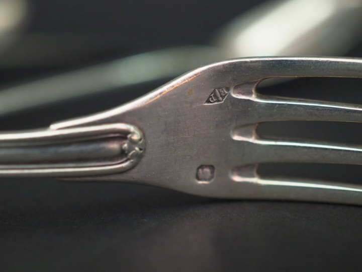 Ensemble comprenant :  - un couvert à entremets en argent, poinçon Min