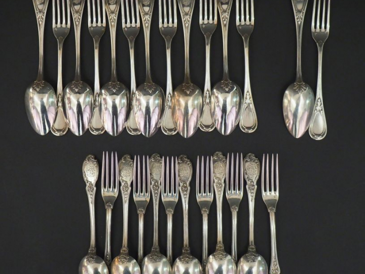 Ensemble comprenant :  - une suite de six couverts à entremets de styl