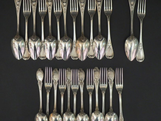 Vente aux enchères Ensemble comprenant :  - une suite de six couverts à entremets de styl