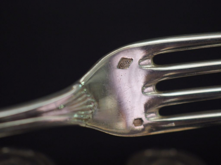 Ensemble comprenant :  - une suite de six couverts à entremets de styl