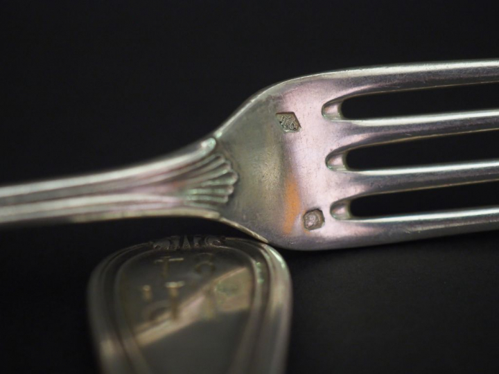 Ensemble comprenant :  - une suite de six couverts à entremets de styl