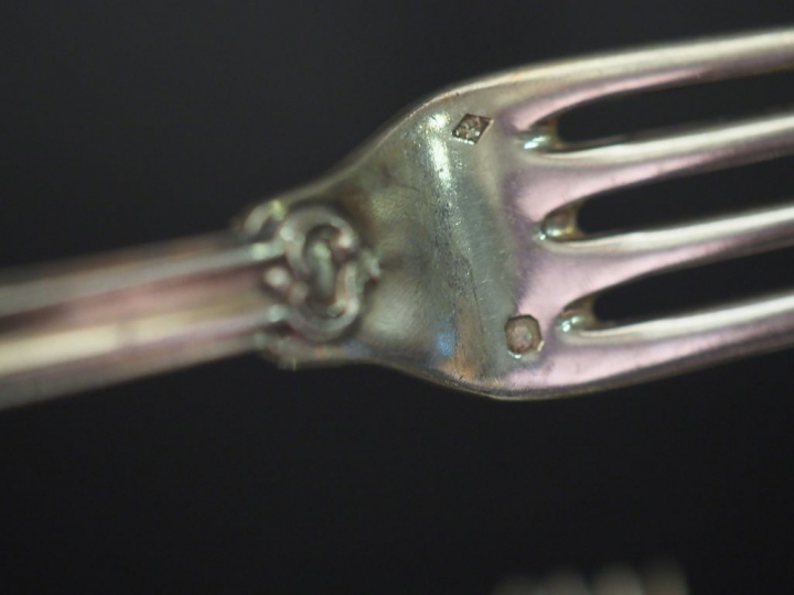 Ensemble comprenant :  - une suite de six couverts à entremets de styl