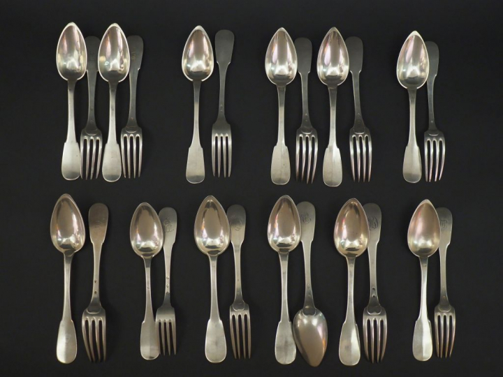 Ensemble comprenant :  - deux grands couverts en argent, poinçon Miner