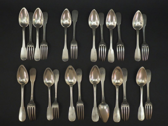 Vente aux enchères Ensemble comprenant :  - deux grands couverts en argent, poinçon Miner