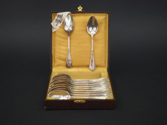 Vente aux enchères Suite de douze petites cuillères de style Louis XVI en argent, poinçon